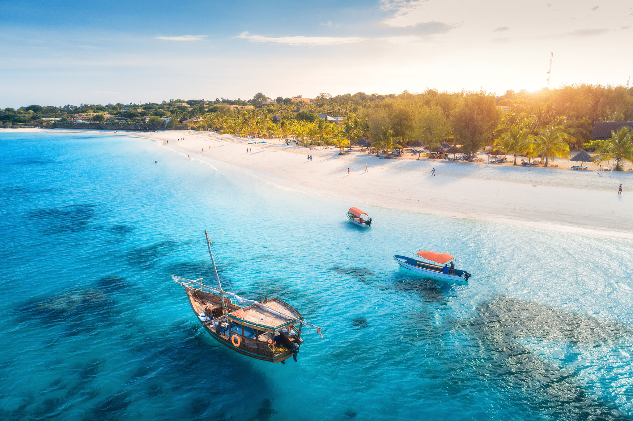 Traumstrand auf Sansibar, wählen Sie die beste Reisezeit für die Serengeti so, dass Sie einen Badeurlaub anhängen können